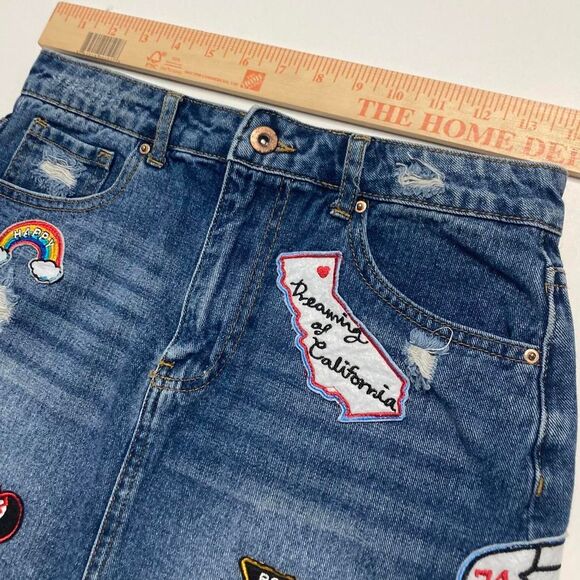 Forever 21 Los Angeles Distressed Frayed Hem Denim Mini Skirt Graphic Patches - Picture 6 of 8